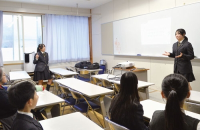 写真:キャリア探究で身に着けた力や進路選択についてアドバイスする発表者