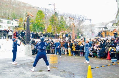 写真:観光客に人気の「子宝もちつき舞」=1月1日、泉源公園