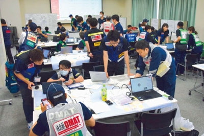 写真:巨大地震と大津波発生時を想定した内閣府主催の大規模医療活動訓練=9月