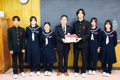写真:学校募金の善意を寄託した港北中生徒会メンバー