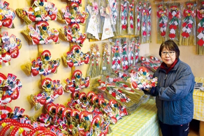 写真:長尾さんが手作りした正月飾りが並ぶ