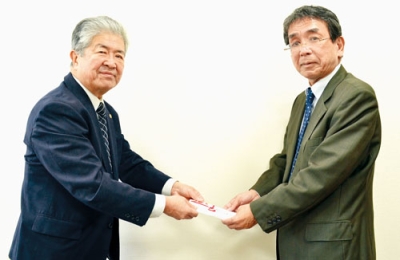 写真:寄付の目録を手渡す金濱会長(左)