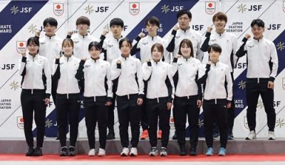 写真:スピードスケートのミラノ・コルティナ冬季五輪代表に選ばれ、ポーズをとる高木美帆(前列中央)、森重航(後列中央)ら。日本スケート連盟は初選出となる吉田雪乃(前列左から2人目)ら代表14人を発表した=28日、長野市エムウェーブ