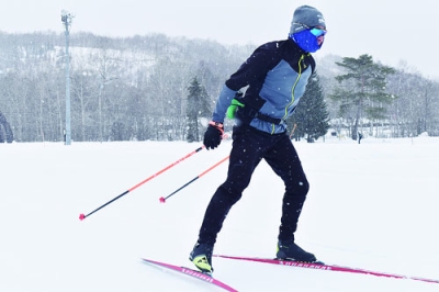 写真:シーズン入りを迎えたグラウンドで滑りを楽しむ愛好者