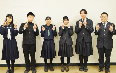 写真:市役所を訪れた交流団の中学生たち