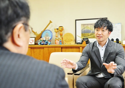 写真:小笠原市長に道市長会での活動内容を説明する徳野さん