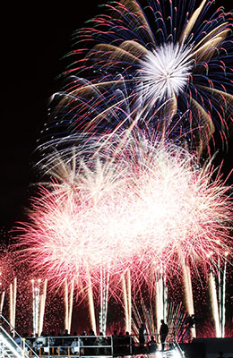 写真:地域に元気と希望を与えた室蘭満天花火2025