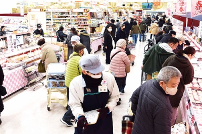 写真:買い物客でにぎわうスーパーの店内=29日、スーパーアークス中島店