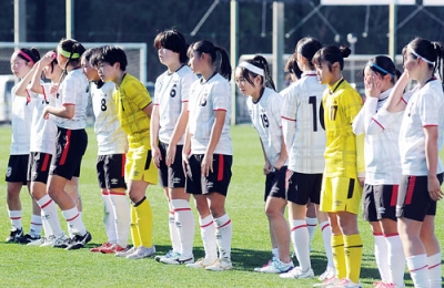 写真:選手権で初戦敗退し、肩を落とす大谷室蘭の選手たち=いぶきの森球技場