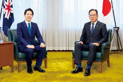 写真:新春対談する鈴木知事(左)と室蘭民報社の野田社長