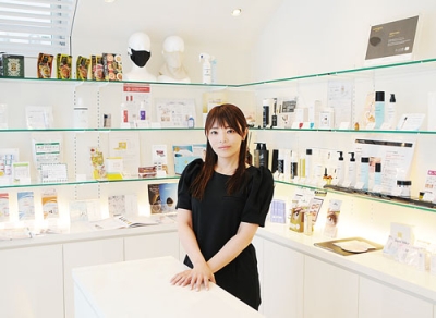 写真:「若さと健康、美しさを守る美容・予防医療のかかりつけ医」を目指すと語る恩田代表(左写真)と、閑静な住宅街に建てられた「EIMY CLINIC」