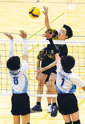 写真:【Escalier室蘭-VC函館SOLS】第2セット、スパイクを決める室蘭・橋本=栗林商会アリーナ
