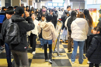 写真:多くの家族連れなどでにぎわうディノスシネマズ室蘭