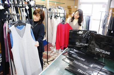 写真:福袋に商品を詰め込むつつみのスタッフ