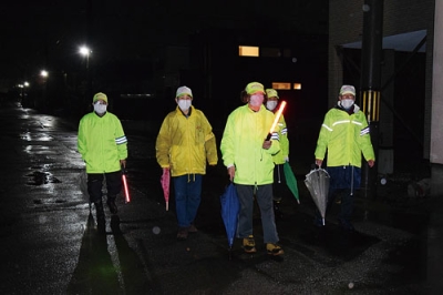 写真:夜の住宅街をパトロールする旭町会の役員たち