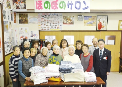 写真:清拭布を贈るときわ地区ほのぼのサロンメンバー