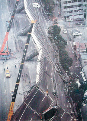 写真:阪神・淡路大震災を契機として「自助・共助・公助」が広まった