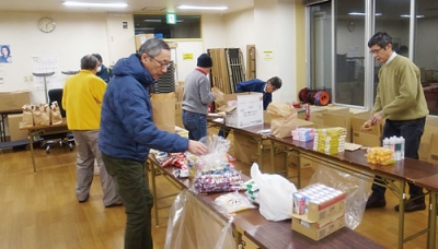 写真:手際よく袋詰めの作業を行う組合員ら