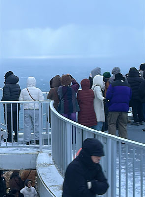写真:初日の出を見ようと集まった見物客たち=1日午前7時5分ごろ、地球岬展望台