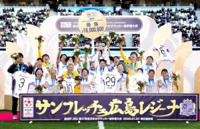 写真:INAC神戸を破り初優勝を果たし、喜ぶ広島の選手たち=MUFG国立