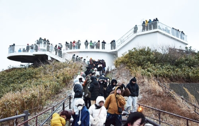 写真:初日の出を見ようと、大勢の市民らが足を運んだ地球岬展望台=1日午前7時ごろ