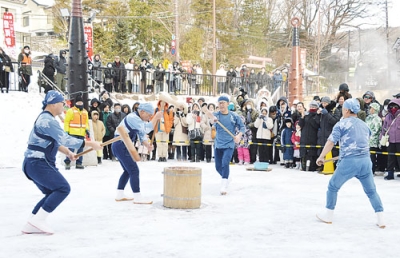 写真:観光客を楽しませた「子宝もちつき舞」