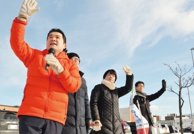 写真:演説で生活支援策の強化を訴える山岡衆院議員(左)