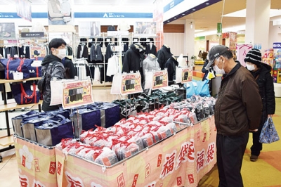 写真:お目当ての福袋を選ぶ買い物客=2日、モルエ中島