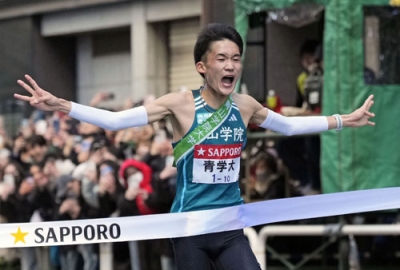 写真:ゴールする青学大のアンカー・折田壮太。史上初となる2度目の総合3連覇を果たした=東京・大手町