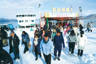 写真:多くの観光客でにぎわう洞爺湖周辺