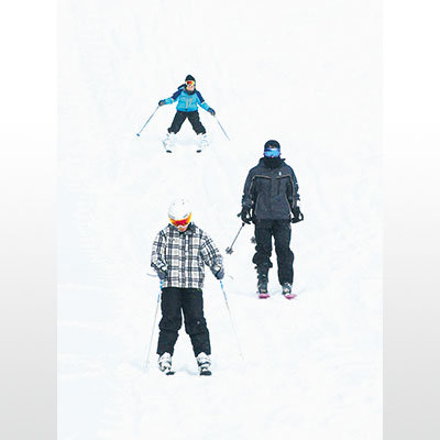 写真:鮮やかなシュプールを描くスキーヤー