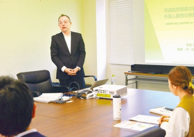 写真:育成就労制度の概要などについて解説する飯田さん