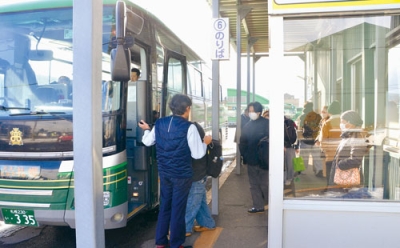 写真:札幌行き高速バスに乗車する帰省客ら=4日午後1時10分ごろ、東町ターミナル