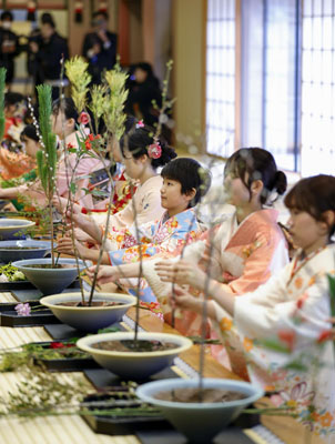 写真:華道家元・池坊の「初生け式」で花を生ける参加者=5日午前、京都市中京区