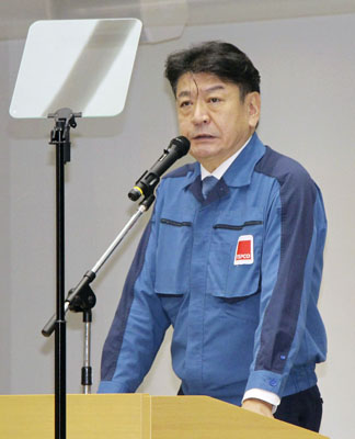 写真:福島第1原発で年頭のあいさつをする、東京電力ホールディングスの小早川智明社長=5日午前