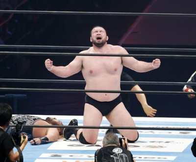写真:プロレスのデビュー戦で勝利し、雄たけびを上げるウルフ・アロン=東京ドーム
