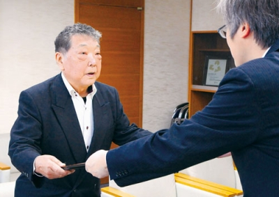 写真:北海道貢献賞を受け取る篠原さん