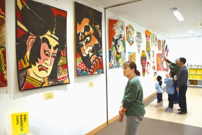 写真:日本各地に伝わる凧が並ぶ会場