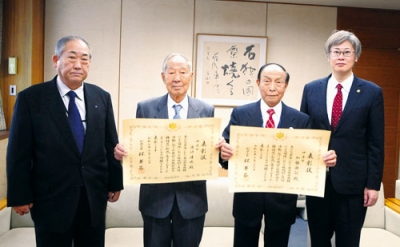 写真:表彰状を手にする加藤会長(右から2人目)と渡辺会長