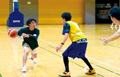 写真:ドリブルしながら敵陣に攻め込む選手