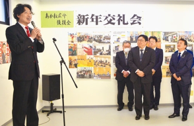 写真:5期目への出馬を表明する赤根氏(左)