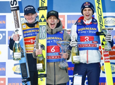 写真:W杯ジャンプ男子個人第14戦で初優勝し、表彰式で笑顔の二階堂蓮(中央)=インスブルック(共同)