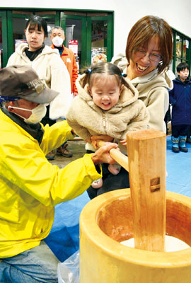 写真:きねを振り下ろす参加者