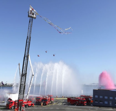 写真:東京消防庁の出初め式で披露された一斉放水=6日午後、東京都江東区