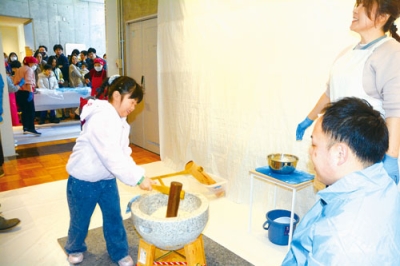 写真:「ぺったん」と餅をつく子ども