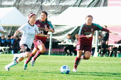 写真:後半追加タイム、ドリブルで攻め込む白濱(左)