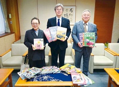 写真:伊達市立図書館に児童書を届けた野口社長(左)と秋葉常務取締役(右)(提供写真)