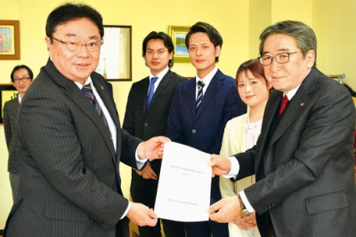 写真:小笠原市長(左)に提言書を手渡す(右から)斎藤会長、小和田さん、望月さん、鈴木さん