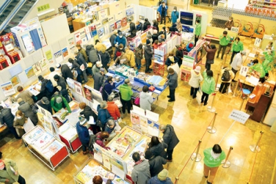 写真:毎年大勢の人でにぎわうアーニスのカレンダーリサイクル市=昨年1月