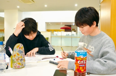 写真:受験勉強に励む中学生ら=6日、FKホールディングスきらん